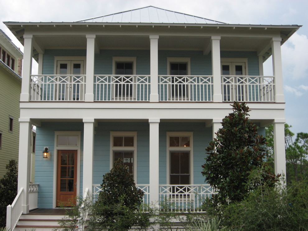 Exemple d'une façade de maison exotique.