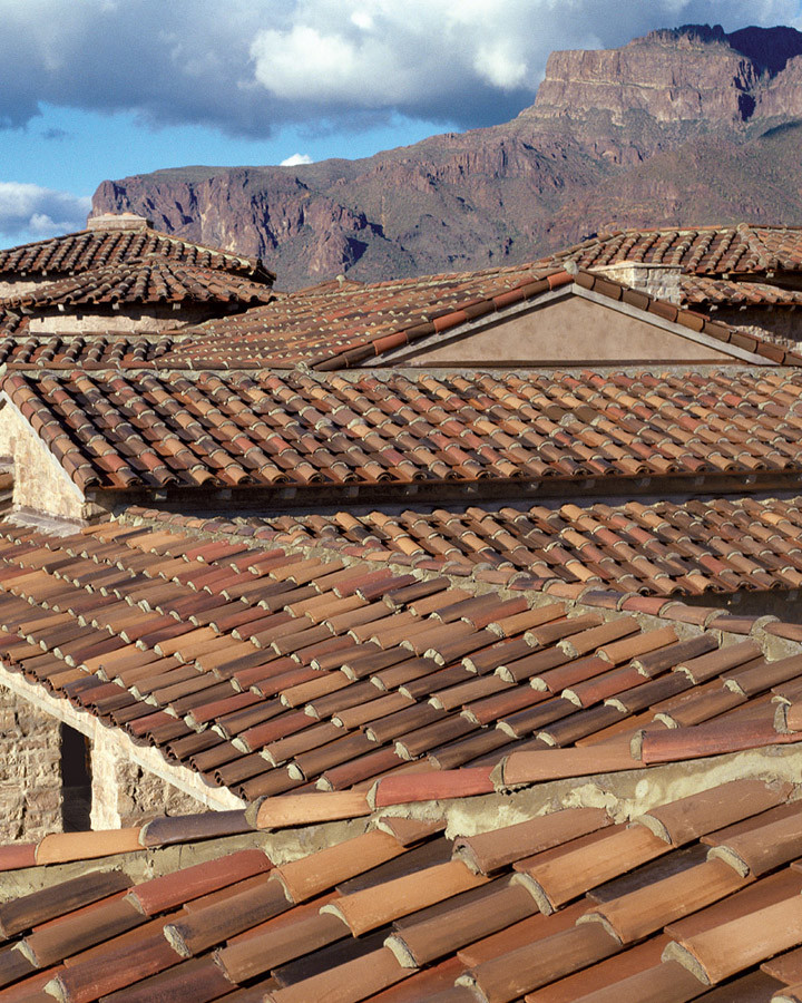 Modelo de fachada de casa mediterránea de tamaño medio con tejado a dos aguas y tejado de teja de barro