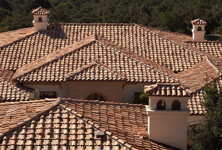 Imagen de fachada de casa beige mediterránea grande de dos plantas con revestimiento de estuco, tejado a cuatro aguas y tejado de teja de barro