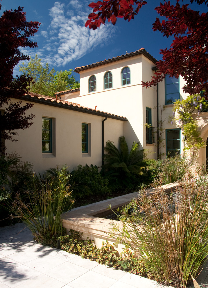 サンフランシスコにある地中海スタイルのおしゃれな家の外観の写真