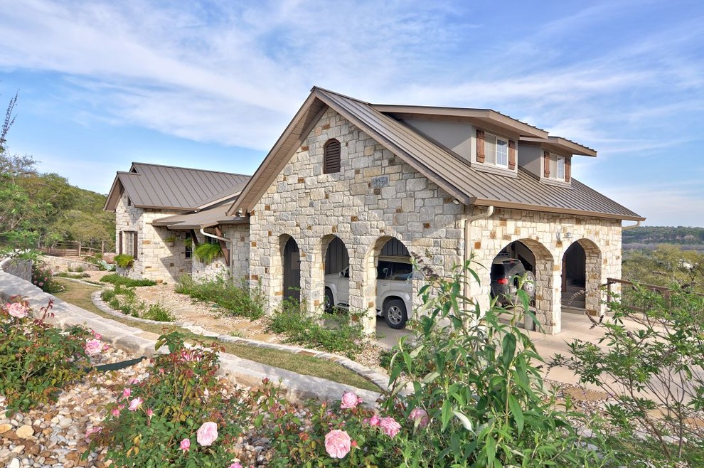 Imagen de fachada de estilo de casa de campo grande de una planta con revestimiento de piedra