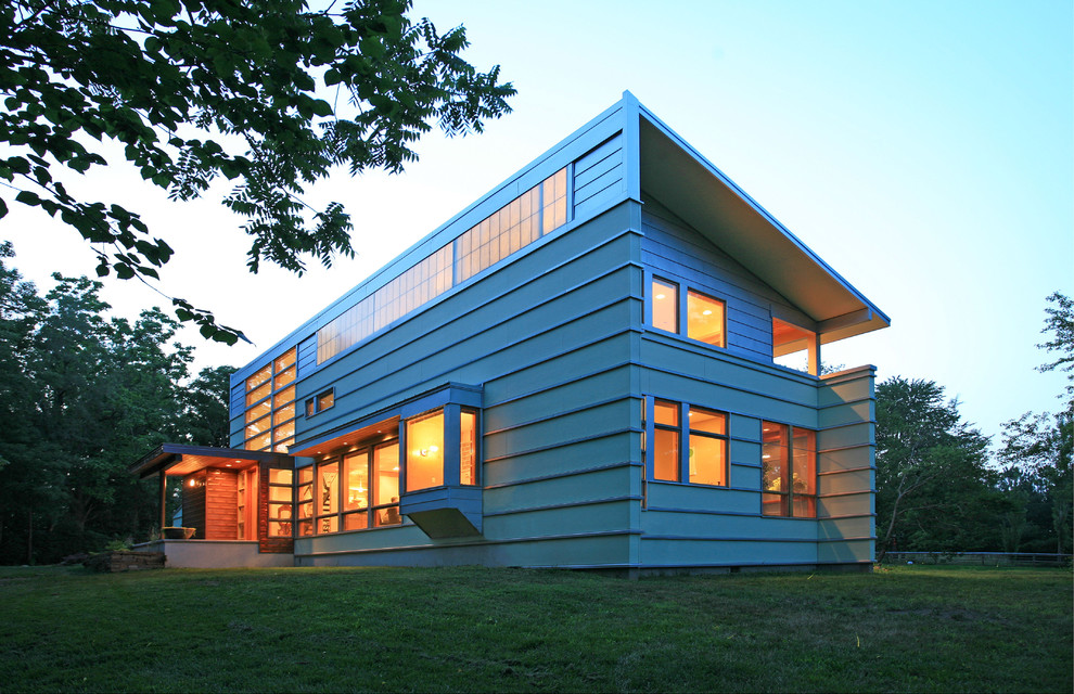 Immagine della facciata di una casa verde contemporanea a due piani