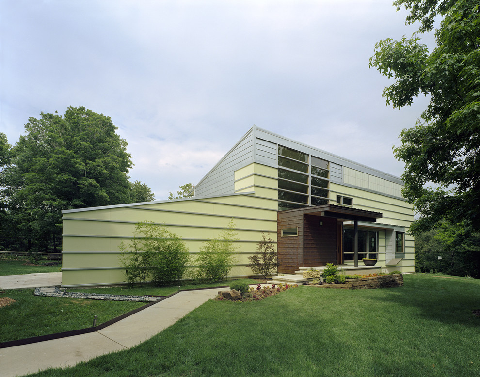 Immagine della facciata di una casa verde contemporanea a due piani