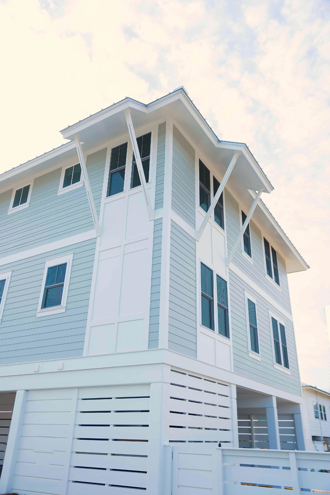 マイアミにある高級なビーチスタイルのおしゃれな家の外観 (コンクリート繊維板サイディング) の写真