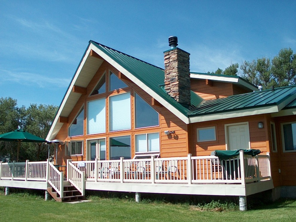 Großes, Einstöckiges Uriges Haus mit brauner Fassadenfarbe, Satteldach und Blechdach in Grand Rapids