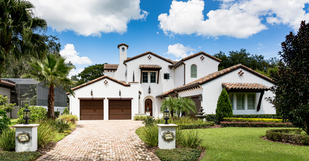 Foto de fachada de casa multicolor y marrón mediterránea extra grande de dos plantas con revestimientos combinados y tejado de teja de barro