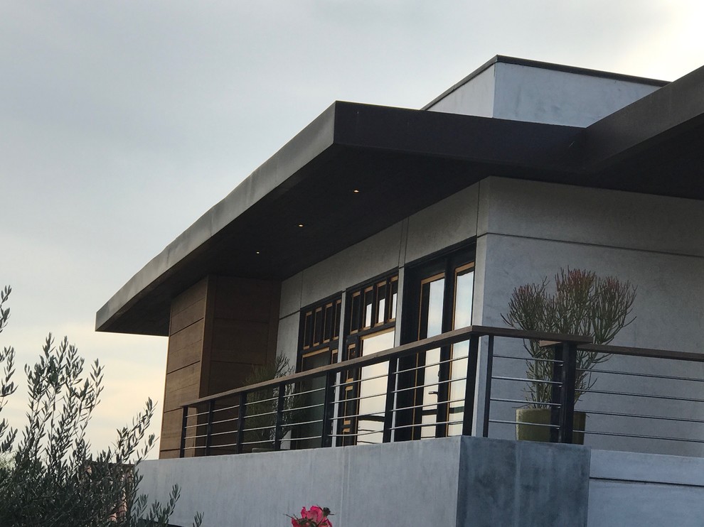 Mittelgroßes, Einstöckiges Modernes Haus mit Betonfassade, grauer Fassadenfarbe und Flachdach in Los Angeles