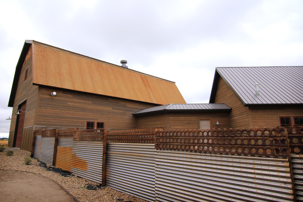 Diseño de fachada de casa marrón rural de tamaño medio de dos plantas con revestimiento de madera, tejado a cuatro aguas y tejado de metal