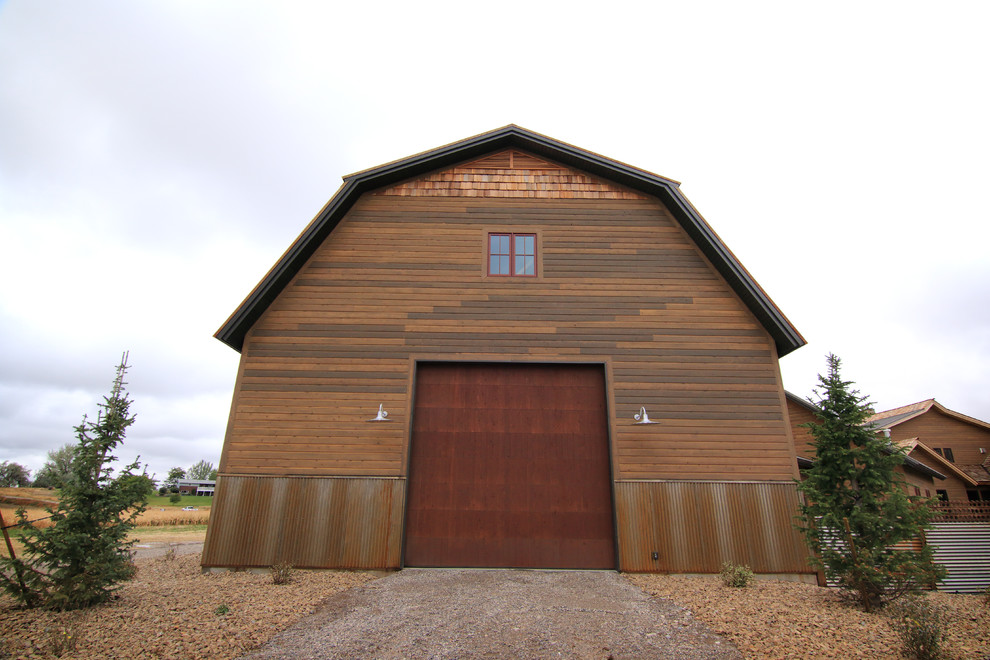 Modelo de fachada marrón rural de tamaño medio de dos plantas con revestimiento de madera, tejado a cuatro aguas y tejado de metal