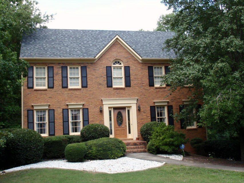 Exemple d'une grande façade de maison rouge chic en brique à un étage.