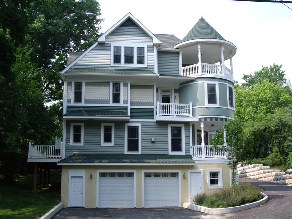 Foto de fachada de casa azul tradicional de tres plantas con revestimiento de madera