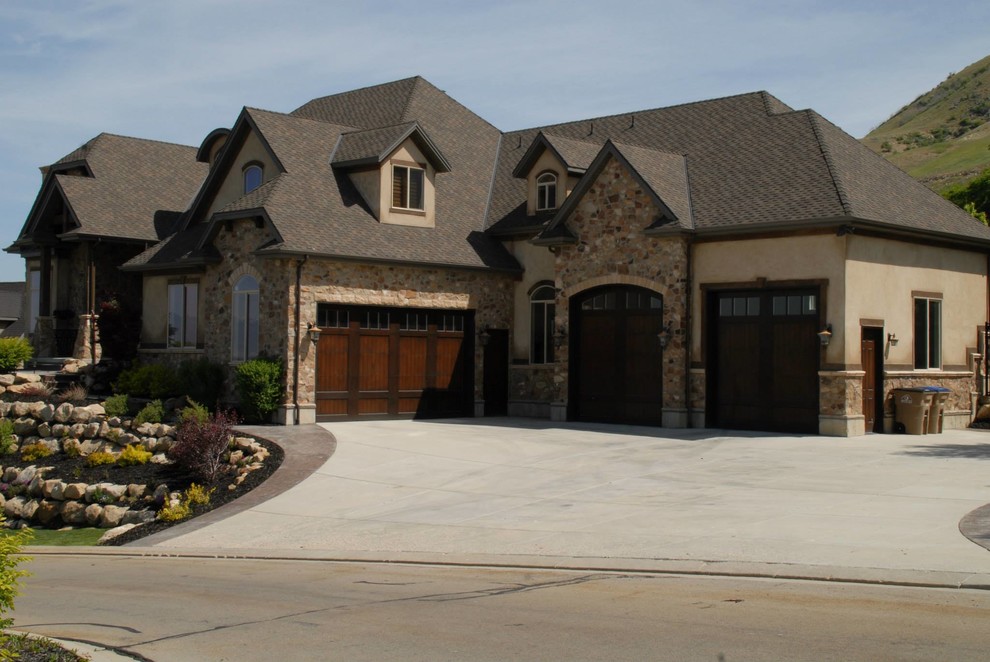 Großes, Einstöckiges Uriges Einfamilienhaus mit Mix-Fassade, brauner Fassadenfarbe, Walmdach und Misch-Dachdeckung in Omaha