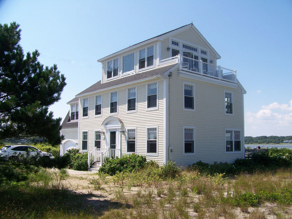 На фото: трехэтажный, деревянный, белый частный загородный дом среднего размера в морском стиле с двускатной крышей и крышей из гибкой черепицы