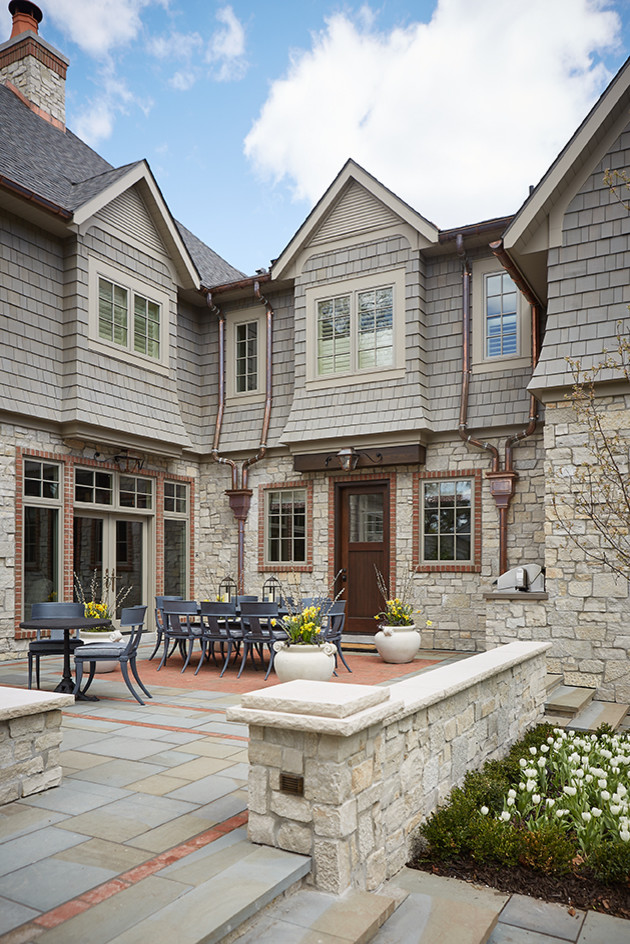 Geräumiges, Dreistöckiges Klassisches Einfamilienhaus mit Mix-Fassade, grauer Fassadenfarbe, Satteldach und Misch-Dachdeckung in Grand Rapids