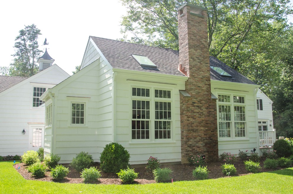 Modelo de fachada de casa blanca clásica grande de una planta con revestimiento de madera, tejado a dos aguas y tejado de teja de madera