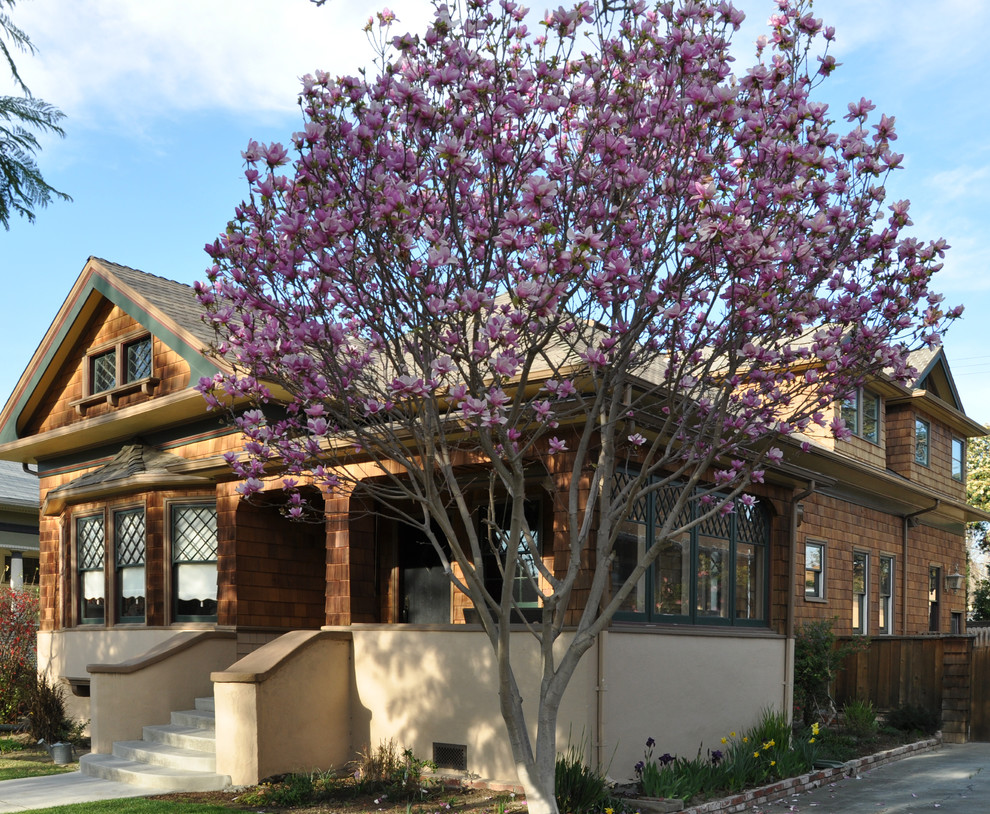 Zweistöckige Urige Holzfassade Haus mit brauner Fassadenfarbe und Satteldach in San Francisco