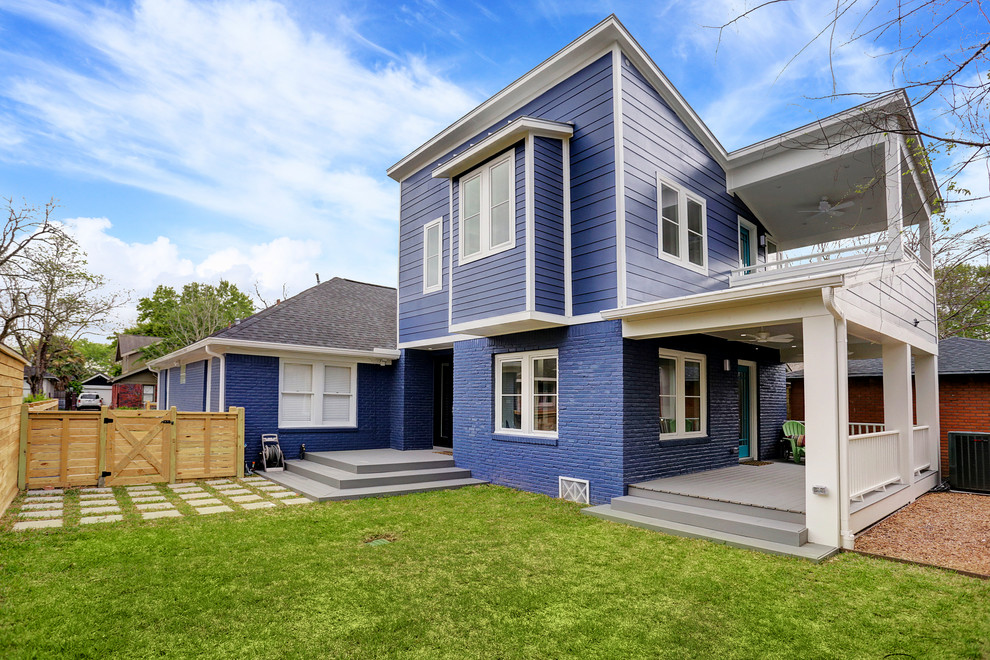 Inspiration för mellanstora klassiska blå hus, med två våningar, fiberplattor i betong och pulpettak