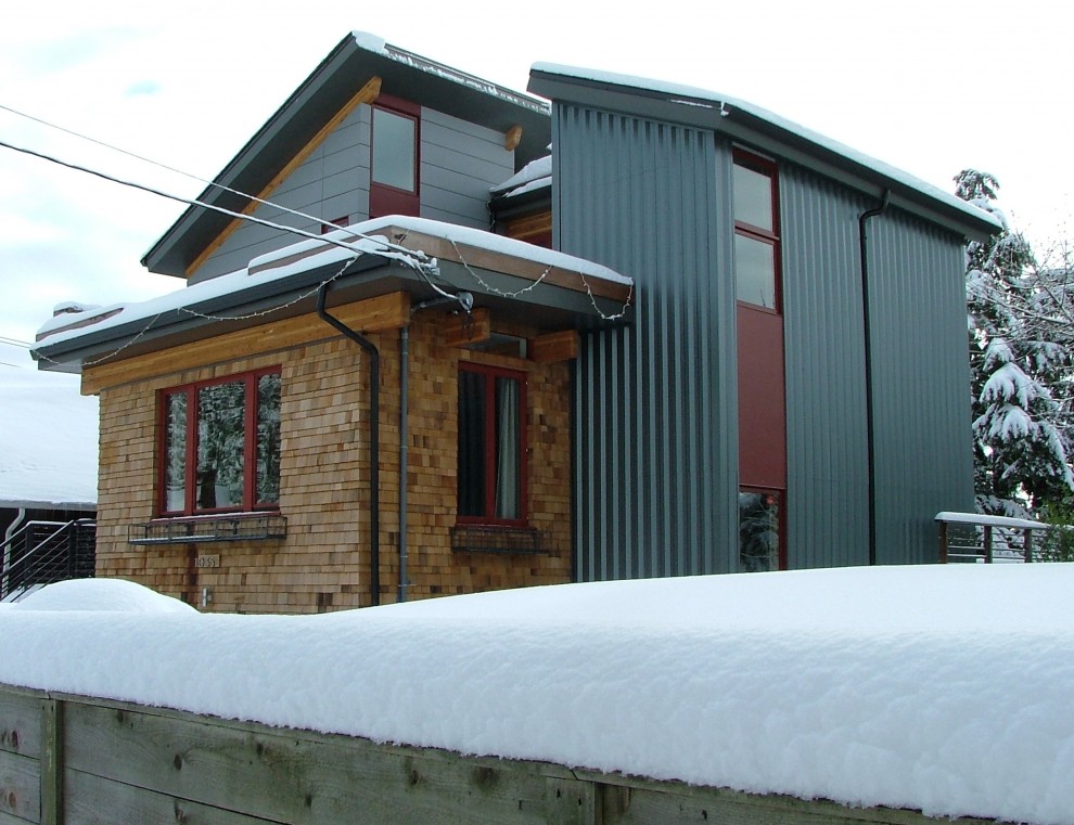 Ispirazione per la casa con tetto a falda unica verde contemporaneo a tre piani di medie dimensioni con rivestimento in metallo