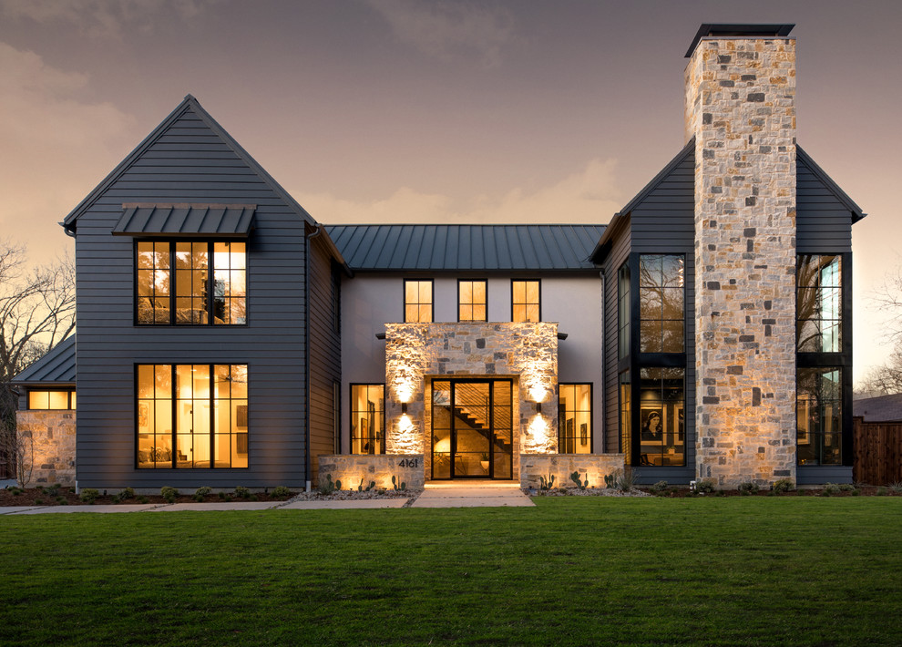 Zweistöckiges Country Einfamilienhaus mit Mix-Fassade, bunter Fassadenfarbe, Satteldach und Blechdach in Dallas