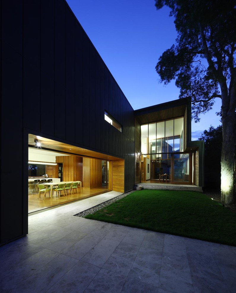 Свежая идея для дизайна: огромный, трехэтажный, серый дом в современном стиле с облицовкой из металла и плоской крышей - отличное фото интерьера