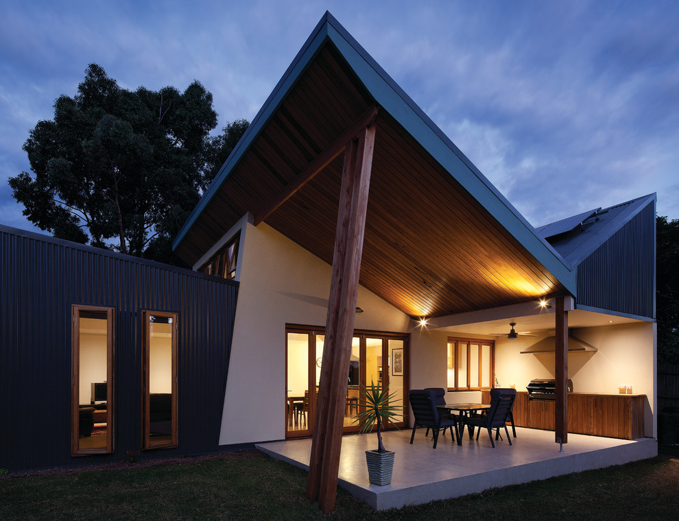 Medium sized bungalow house exterior in Melbourne.