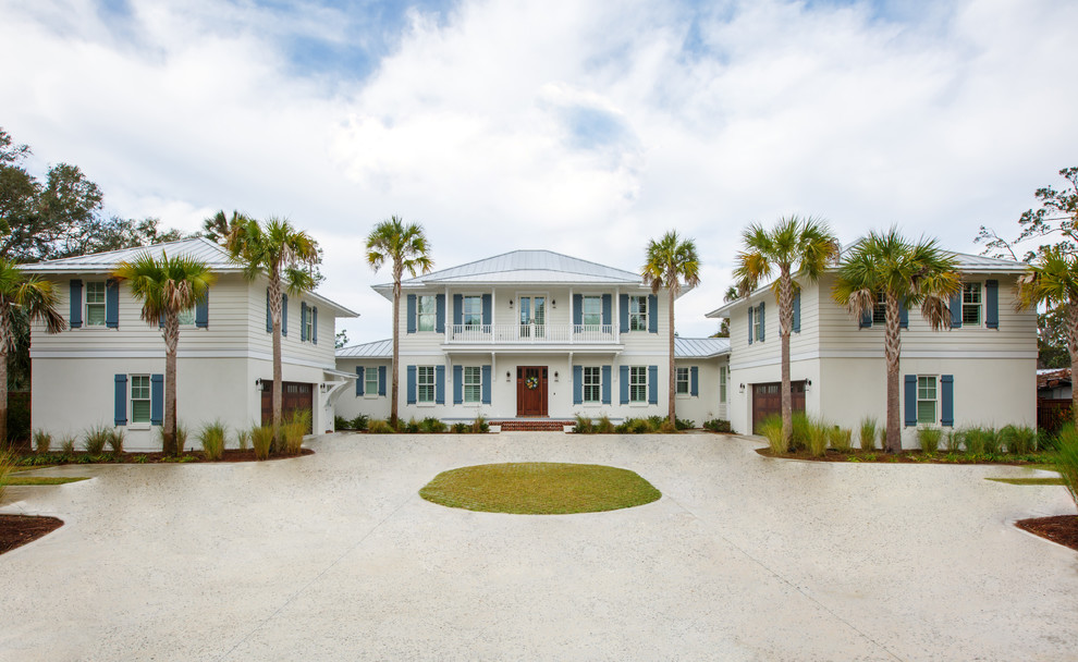 Diseño de fachada de casa blanca costera extra grande de dos plantas con revestimiento de aglomerado de cemento, tejado a cuatro aguas y tejado de metal