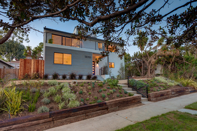 Стильный дизайн: двухэтажный, синий дом среднего размера в стиле модернизм с облицовкой из ЦСП и плоской крышей - последний тренд