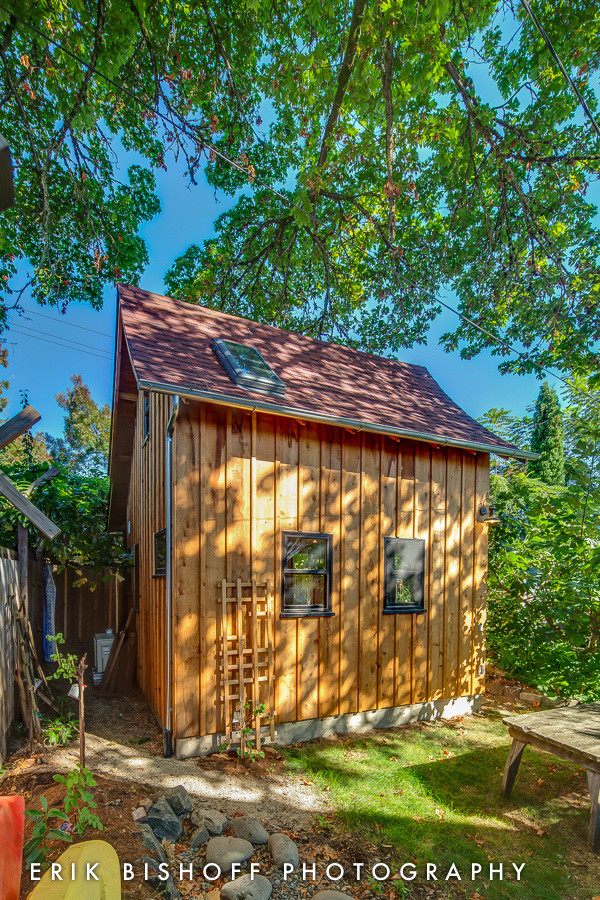Kleine, Zweistöckige Rustikale Holzfassade Haus in Sonstige