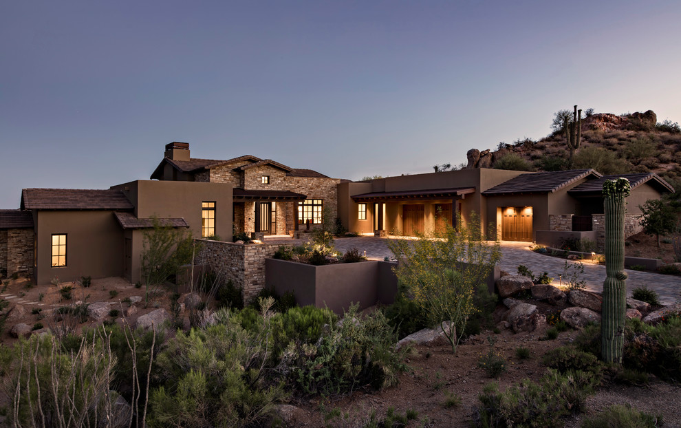 Einstöckiges Mediterranes Einfamilienhaus mit Satteldach, Misch-Dachdeckung, Mix-Fassade und brauner Fassadenfarbe in Phoenix
