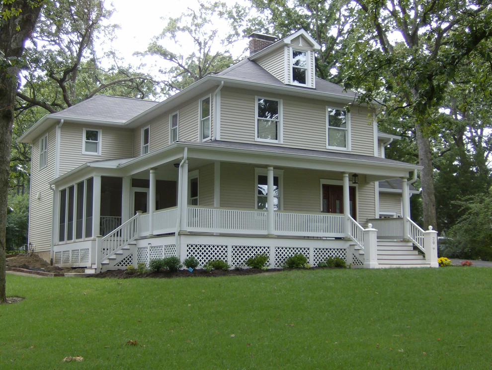 Mittelgroßes, Zweistöckiges Klassisches Haus mit Vinylfassade und beiger Fassadenfarbe in St. Louis