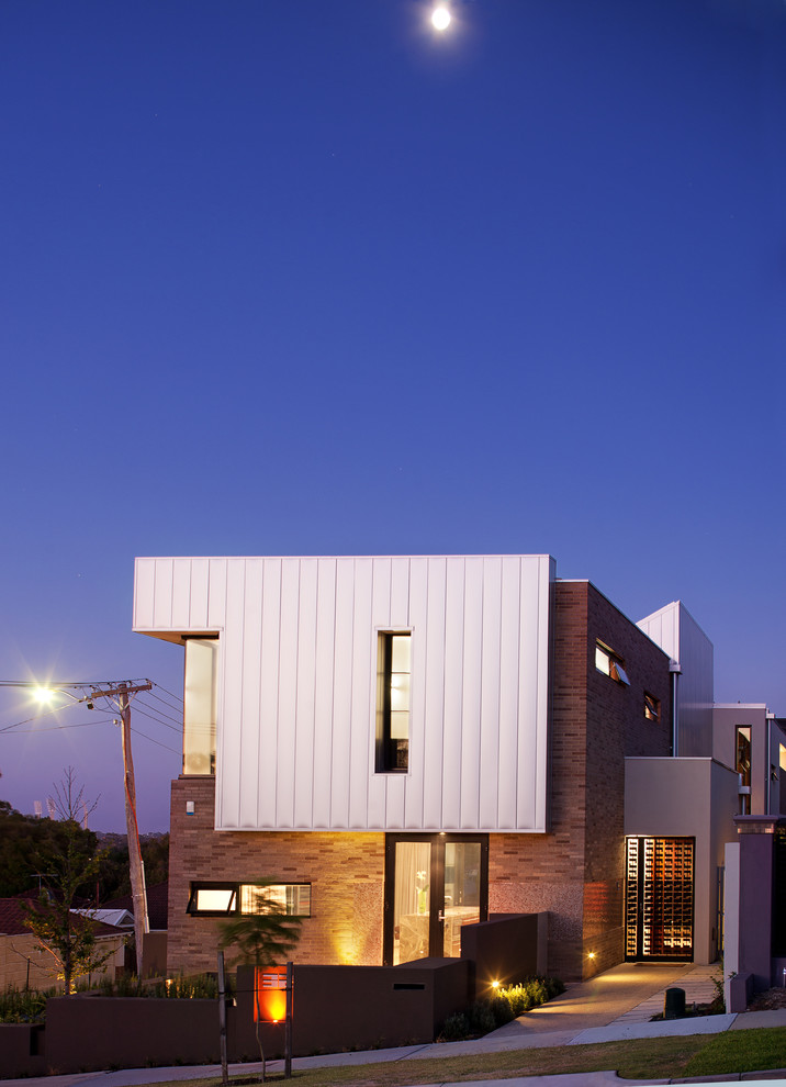 Idee per la facciata di una casa contemporanea a due piani con rivestimento in metallo