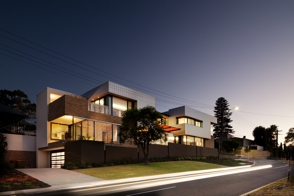 Foto della facciata di una casa contemporanea a due piani di medie dimensioni con rivestimento in metallo e tetto piano