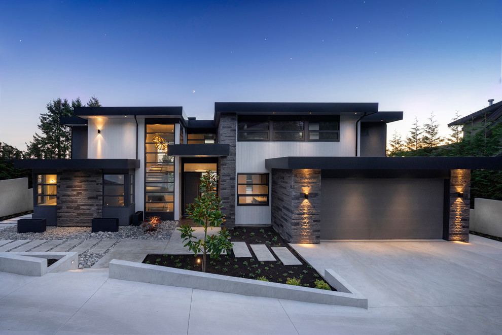 Zweistöckiges Modernes Einfamilienhaus mit Mix-Fassade, weißer Fassadenfarbe und Flachdach in Vancouver