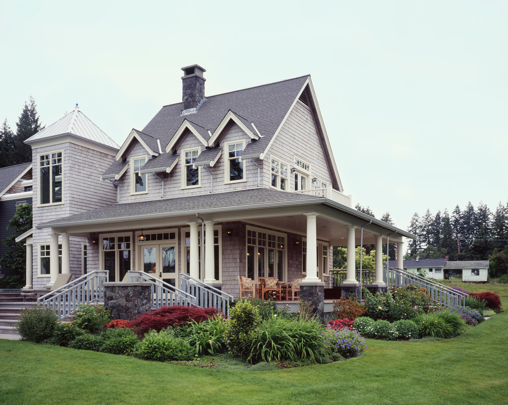 Пример оригинального дизайна: деревянный, серый, двухэтажный дом среднего размера в стиле кантри с двускатной крышей
