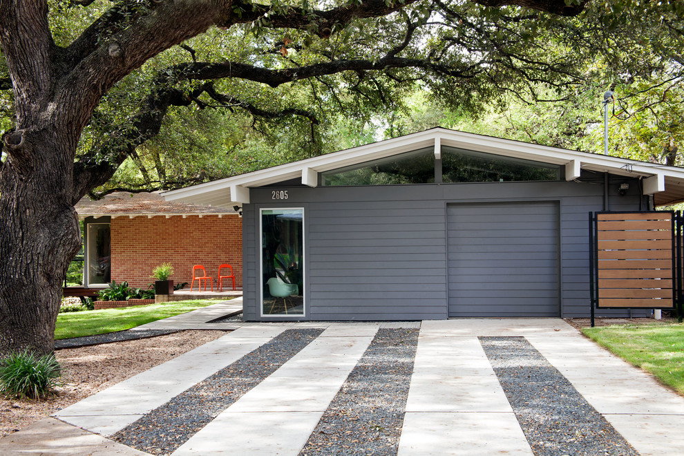 Einstöckiges Mid-Century Haus mit Faserzement-Fassade und grauer Fassadenfarbe in Austin