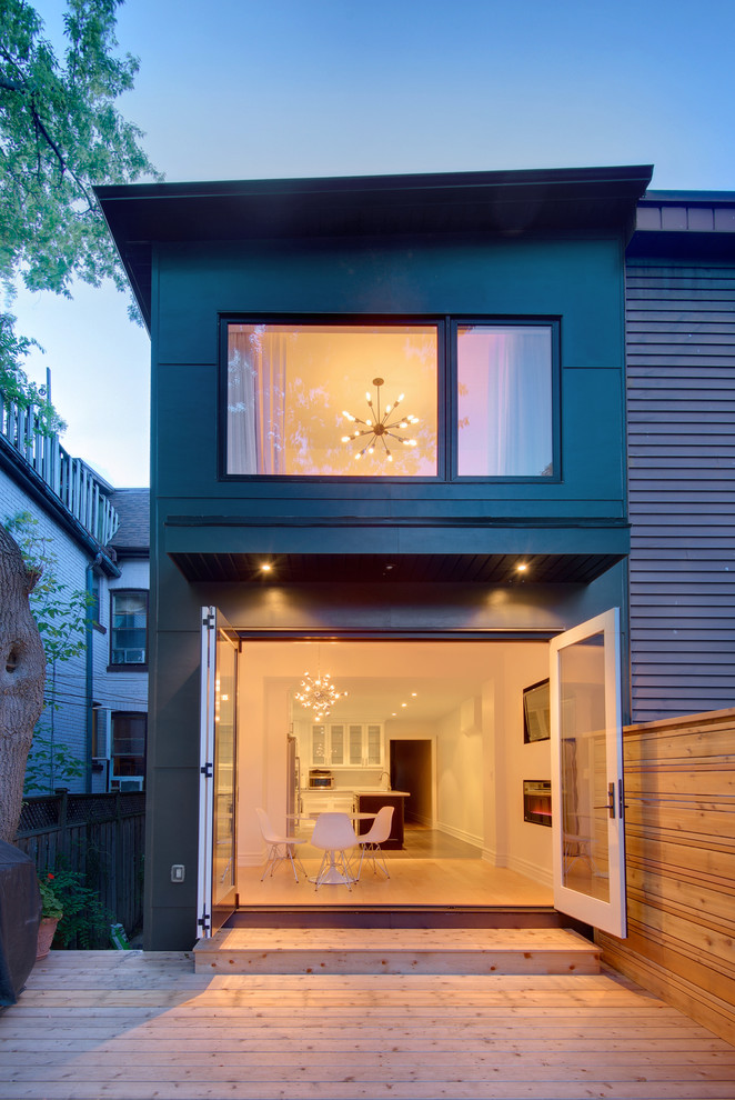 Источник вдохновения для домашнего уюта: маленький, двухэтажный, серый дом в современном стиле с облицовкой из ЦСП для на участке и в саду