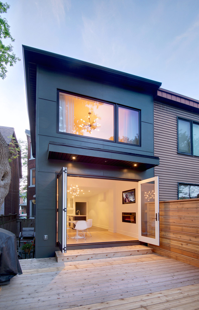 トロントにある低価格の小さなコンテンポラリースタイルのおしゃれな家の外観 (コンクリート繊維板サイディング) の写真