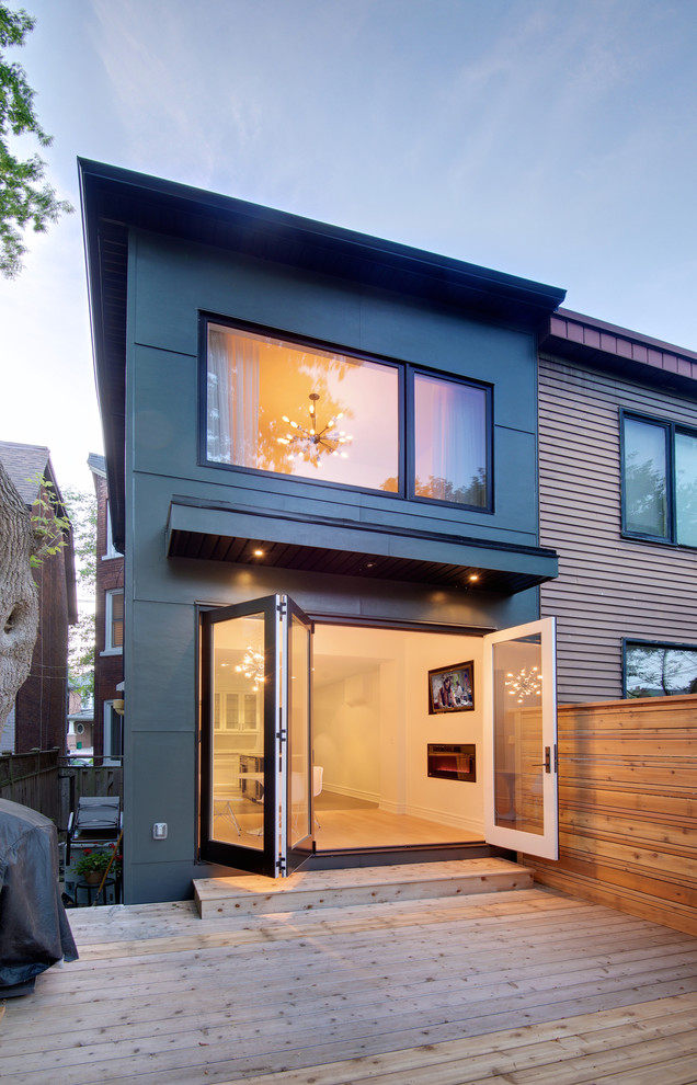 Идея дизайна: маленький, двухэтажный, серый дом в современном стиле с облицовкой из ЦСП для на участке и в саду
