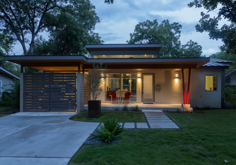Kleines, Einstöckiges Modernes Einfamilienhaus mit Putzfassade, grauer Fassadenfarbe, Flachdach und Blechdach in Austin