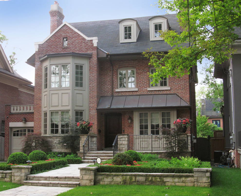 Großes, Dreistöckiges Klassisches Einfamilienhaus mit Backsteinfassade, roter Fassadenfarbe, Walmdach und Schindeldach in Toronto