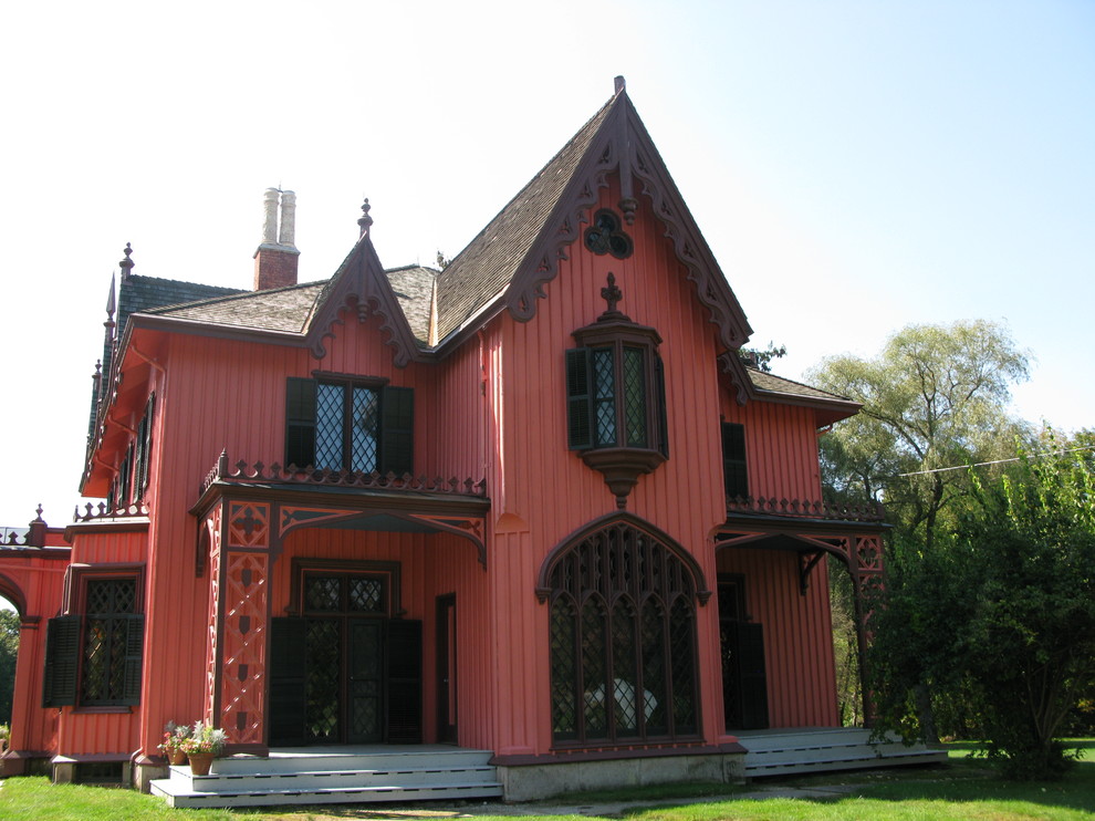 Источник вдохновения для домашнего уюта: большой, двухэтажный, деревянный, красный частный загородный дом в викторианском стиле с крышей из гибкой черепицы