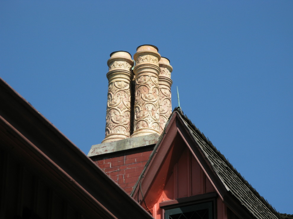 Foto de fachada de casa roja clásica grande de dos plantas con revestimiento de madera y tejado de teja de madera