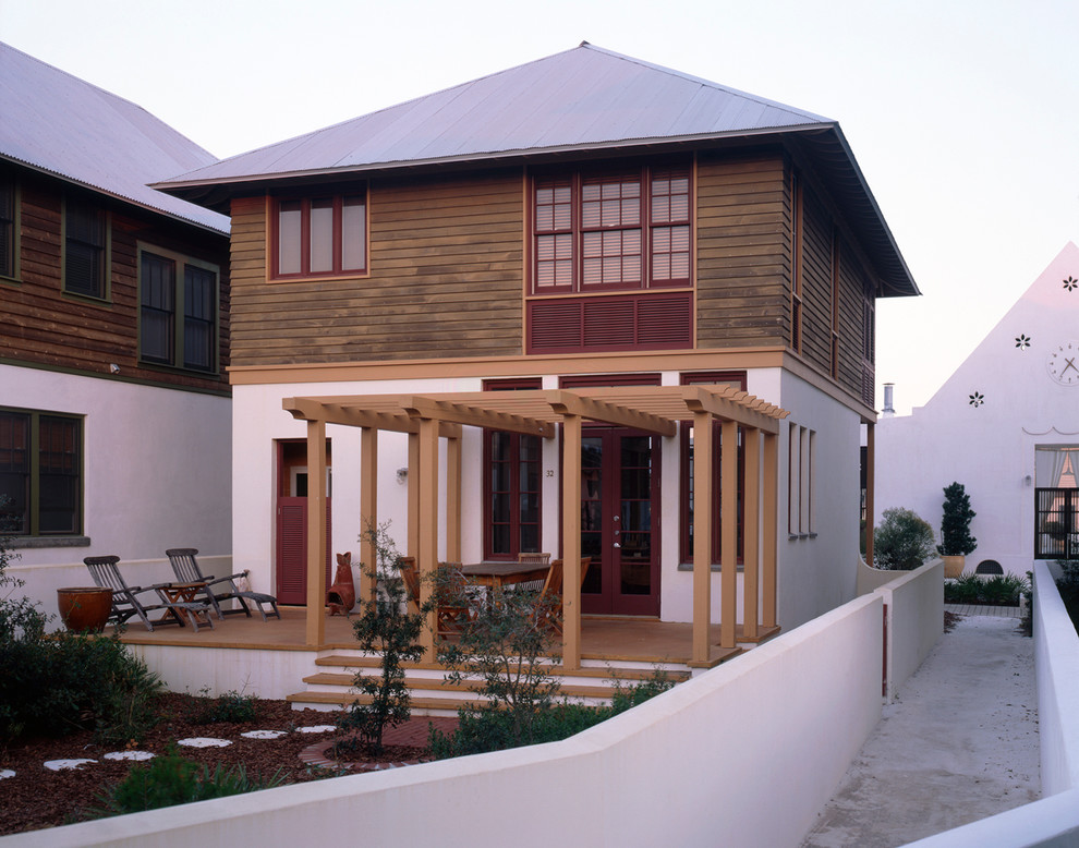 Foto della facciata di una casa stile marinaro a due piani con rivestimenti misti