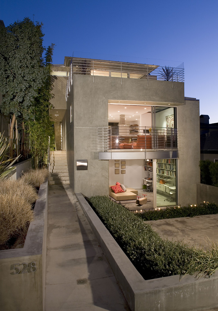 Inspiration for a modern concrete house exterior in Los Angeles with three floors.
