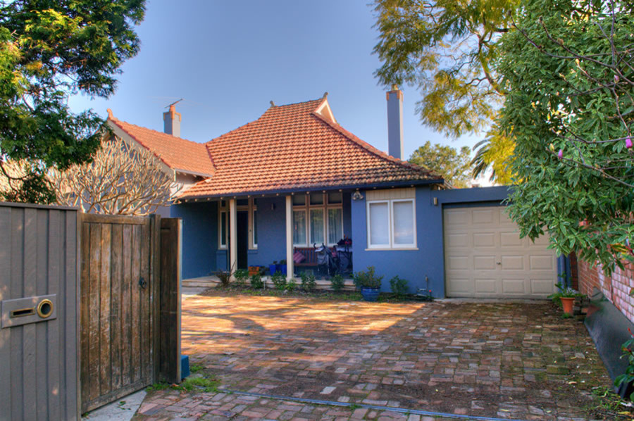 Exemple d'une façade de maison bleue tendance de taille moyenne et de plain-pied avec un toit à deux pans et un toit en tuile.