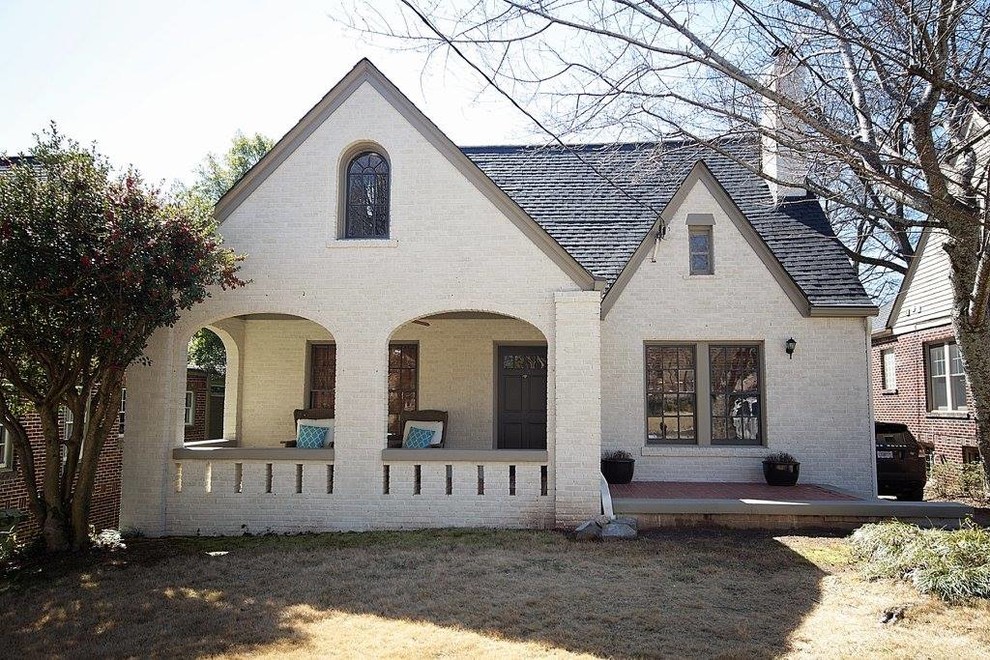 Immagine della facciata di una casa beige shabby-chic style a due piani di medie dimensioni con rivestimento in mattoni