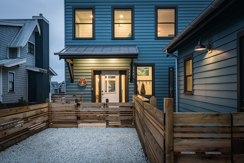 Mittelgroßes, Dreistöckiges Maritimes Einfamilienhaus mit Faserzement-Fassade, blauer Fassadenfarbe, Satteldach und Blechdach in Seattle