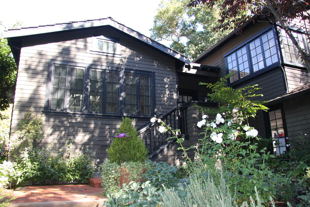 This is an example of a traditional house exterior in San Francisco.