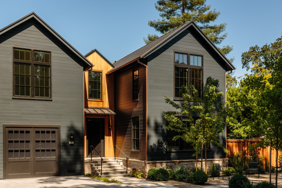 Großes, Zweistöckiges Landhausstil Einfamilienhaus mit Mix-Fassade, schwarzer Fassadenfarbe, Satteldach und Blechdach in San Francisco