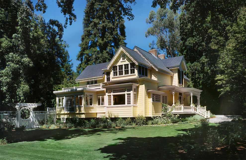 Immagine della facciata di una casa gialla vittoriana